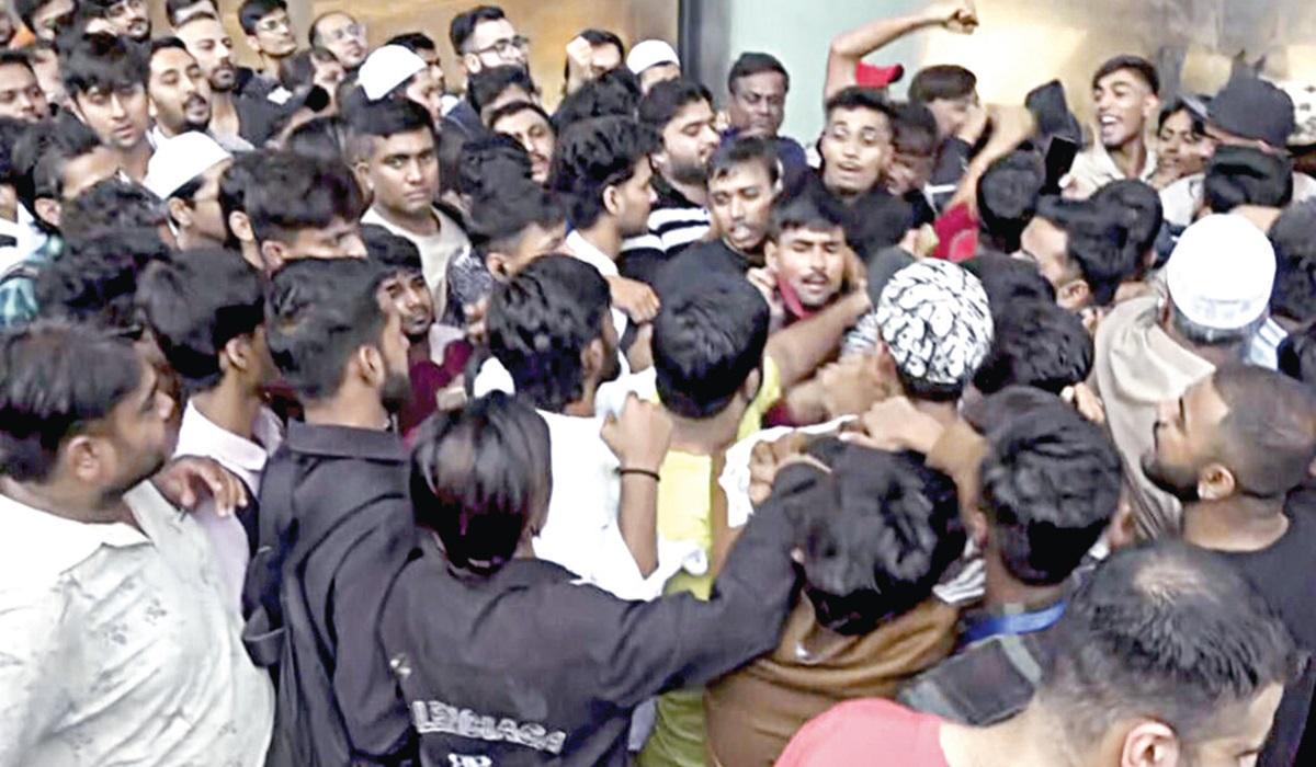 மும்பையில் புதிய ஐபோன்களை வாங்கும்போது தள்ளுமுள்ளு