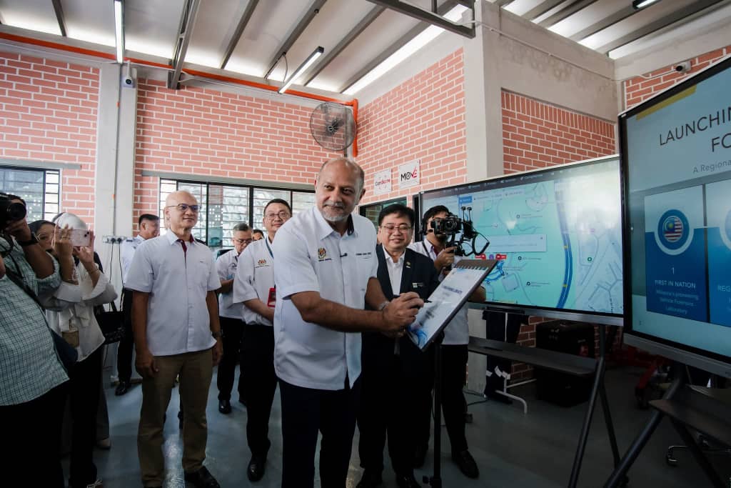 சைபர் செக்கியூரிட்டி மலேசியாவின் முதல் வாகன தடயவியல் ஆய்வகத்தை கோபிந்த் சிங் தொடக்கி வைத்தார்