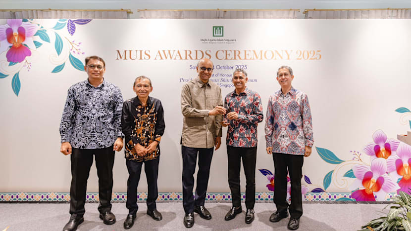 சிங்கப்பூர் கடையநல்லூர் முஸ்லிம் லீக்கின் தலைவர் ராஜா முஹம்மதுக்கு முயிஸ் (MUIS) விருது: சிங்கப்பூர் அதிபர் தர்மன் வழங்கினார்