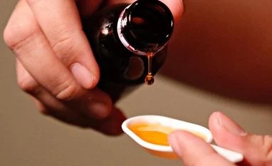 இந்தியாவில் குழந்தைகள் மரணத்துக்கு இருமல் சிரப் காரணமா? - 19 ஆலைகளில் ஆய்வு தீவிரம்